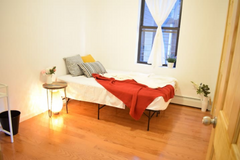 This apartment is located in Williamsburg Brooklyn. It is about 10min away from  New York, United States Townhouse in Brooklyn · 1 bedroom · 1 bed · 1 shared bath Private room in townhouse vacation rental 715687315290640338