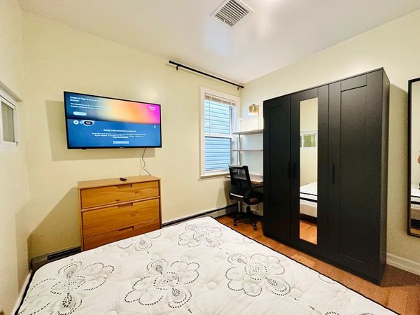 - Bright bedroom in the best part of Long Island City, right on 39th Ave and 27t New York, NY Rental unit in Queens · 4 bedrooms · 1 bed · 3 shared baths Private room in rental unit vacation rental 806416160604337463