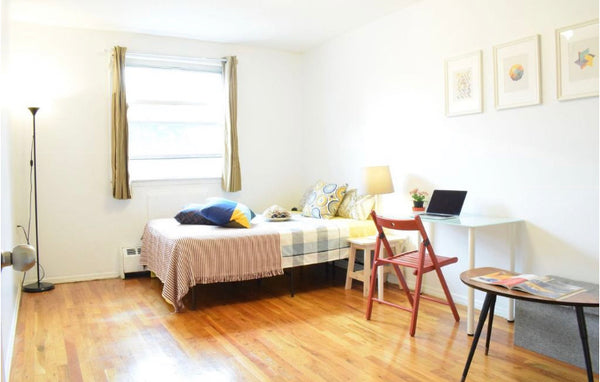 The apartment is located in Woodside, Queens.<br />It is accessible enough to Me New York, United States Townhouse in Queens · 1 bedroom · 1 bed · 1 shared bath Private room in townhouse vacation rental 45842595