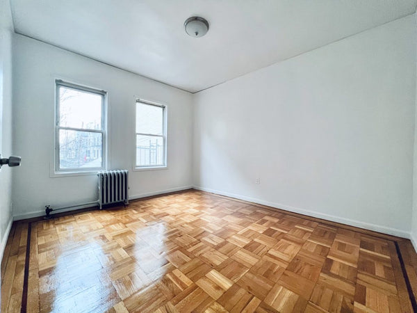 - Bright bedroom, 140 sq ft in the best part of Astoria, right on 35th Ave and 2 New York, NY Serviced apartment in Queens · 1 bedroom · 1 bed · 1 shared bath Private room in serviced apartment vacation rental 54206998