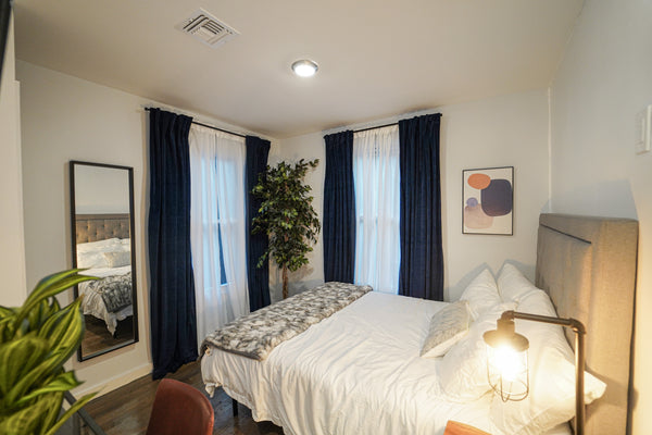 Kick back and relax in this calm, stylish space.  Serviced apartment in The Bronx · ★4.28 · 1 bedroom · 1 bed · 1 shared bath Private room in serviced apartment vacation rental 736475488679965255