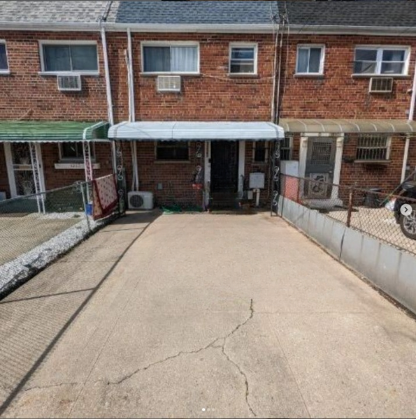 Partial month? NP, inquire!<br /><br />Entire house with an additional Sub-unit   Home in Brooklyn · 4 bedrooms · 6 beds · 2.5 baths Entire home vacation rental 1034015845992979230