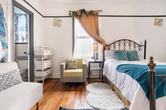 Large and spacious bedroom in a 2 bedroom apartment. Queen bed. Close to trains, New York, NY Rental unit in Brooklyn · ★4.52 · 1 bedroom · 1 bed · 1 private bath Private room in rental unit vacation rental 750753904000998400