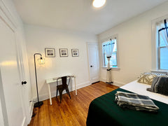 The apartment is located in Woodside, Queens.<br />It is accessible enough to Me New York, United States Townhouse in Queens · 1 bedroom · 1 bed · 1 shared bath Private room in townhouse vacation rental 930936926471139471