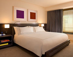 The Executive Suite with One King Bed at Conrad New York adds space and style to Oakland, CA Hotel in New York · 1 bedroom · 1 bed · 1 private bath Room in hotel vacation rental 904997635657518046