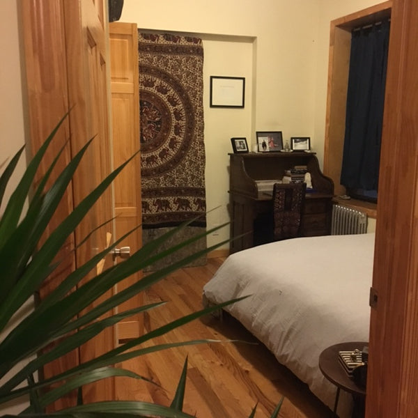 Clean and comfy mid sized bedroom in heart of Williamsburg. Close to all the off New York, NY Rental unit in Brooklyn · 1 bedroom · 1 bed · 1 shared bath Private room in rental unit vacation rental 18638015