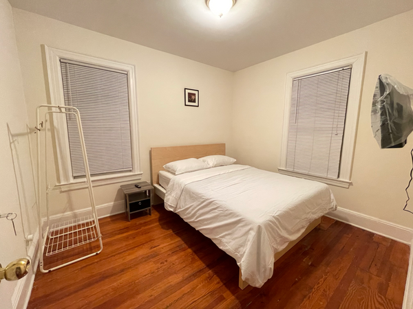 Newly renovated private living space located in the center of Whitestone, Queens New York, NY Home in Queens · ★4.69 · 2 bedrooms · 2 beds · 1 bath Entire home vacation rental 47226137