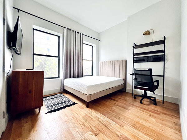 Bright bedroom with 12ft ceiling in best part of Bedstuy, right on Myrtle Ave an New York, NY Serviced apartment in Brooklyn · 1 bedroom · 1 bed · 2 shared baths Private room in serviced apartment vacation rental 53320872