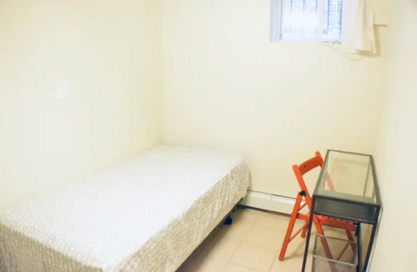 This apartment is located in Jackson Heights Queens.<br /> It is about 25min awa United States Townhouse in Queens · 1 bedroom · 1 bed · 1 shared bath Private room in townhouse vacation rental 724285069714184078