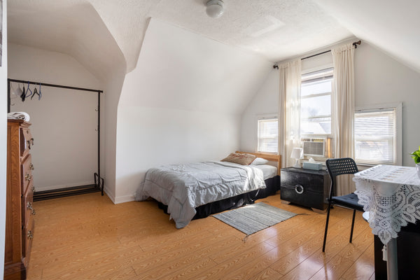 Keep it simple at this peaceful and centrally-located place.  Home in Queens · ★4.78 · 1 bedroom · 1 bed · 1 shared bath Private room in home vacation rental 51781705