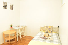 The apartment is located in Woodside, Queens.<br />It is accessible enough to Me New York, United States Townhouse in Queens · ★3.0 · 1 bedroom · 1 bed · 1 shared bath Private room in townhouse vacation rental 48213630