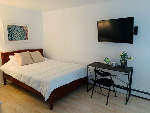 Keep it simple at this peaceful and centrally-located place.<br />Cozy studio in New York, NY Rental unit in Queens · 1 bedroom · 1 bed · 1 bath Entire rental unit vacation rental 984789136625283732