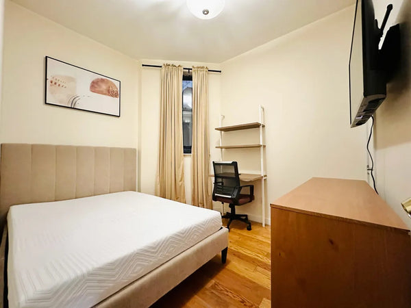 Bedroom with high ceiling in prime Clinton Hill / Prime Bedstuy, right on Nostra New York, NY Serviced apartment in Brooklyn · 1 bedroom · 1 bed · 2 shared baths Private room in serviced apartment vacation rental 723420162307427553