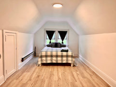 The apartment is located in Woodside, Queens.<br />It is accessible enough to Me New York, United States Townhouse in Queens · 1 bedroom · 1 bed · 1 shared bath Private room in townhouse vacation rental 930999499613845775