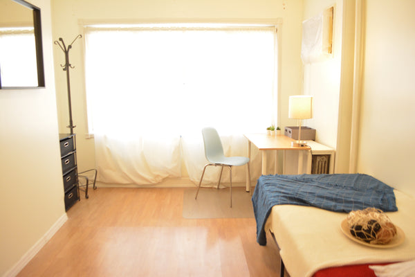 The apartment is located in Woodside, Queens.<br />It is accessible enough to Me New York, United States Townhouse in Queens · ★4.17 · 1 bedroom · 1 bed · 1 shared bath Private room in townhouse vacation rental 26900640