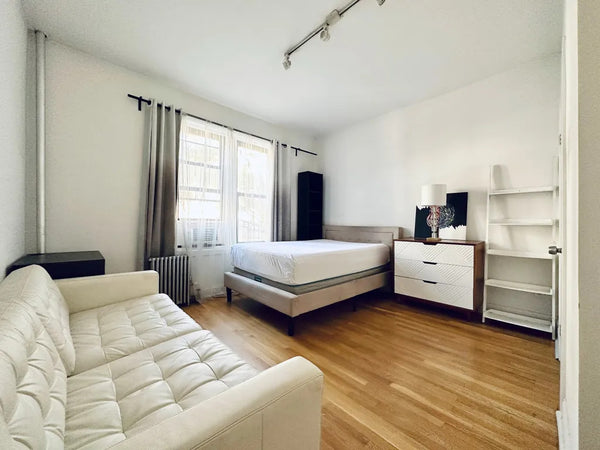 HUGE 180 sq ft bright bedroom in Prospect Heights, Room has a full bed, dresser, New York, NY Rental unit in Brooklyn · 1 bedroom · 1 bed · 1 shared bath Private room in rental unit vacation rental 46108000