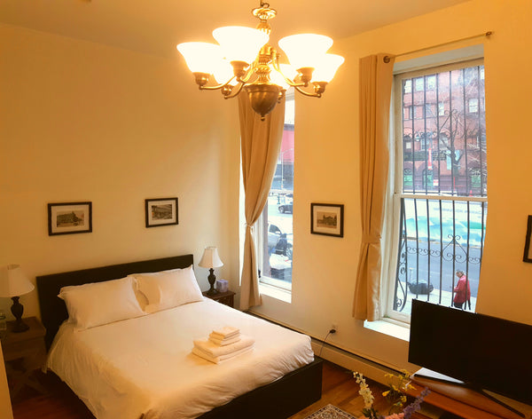 Tastefully decorated large room with impressive high ceilings and a beautiful st New York, NY Rental unit in New York · ★4.96 · 1 bedroom · 1 bed · 1 shared bath Private room in rental unit vacation rental 31001961