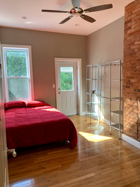 Spacious quiet room in a newly renovated 3-bedroom apartment in the heart of Bus New York, NY Rental unit in Brooklyn · ★5.0 · 1 bedroom · 1 bed · 1 shared bath Private room in rental unit vacation rental 43714727