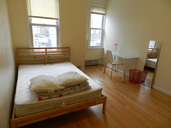 This private room in Woodside, Queens New York is perfect for your first accommo  Rental unit in Queens · 1 bedroom · 1 bed · 1.5 baths Private room in rental unit vacation rental 1000368307266195832