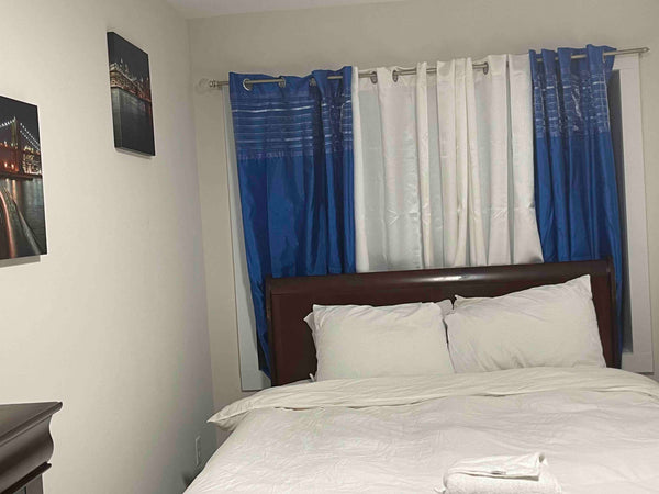 Enjoy the simplicity of this quiet and central place to stay. In front of a park New York, United States Rental unit in Bronx · 1 bedroom · 1 bed · 1 shared bath Private room in rental unit vacation rental 542970756349440677
