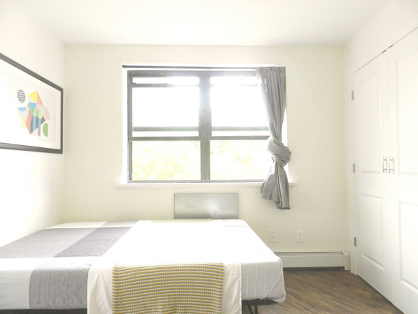 This private room in Woodside, Queens New York is perfect for your first accommo  Rental unit in Queens · 1 bedroom · 1 bed · 1 shared bath Private room in rental unit vacation rental 983015315046769946