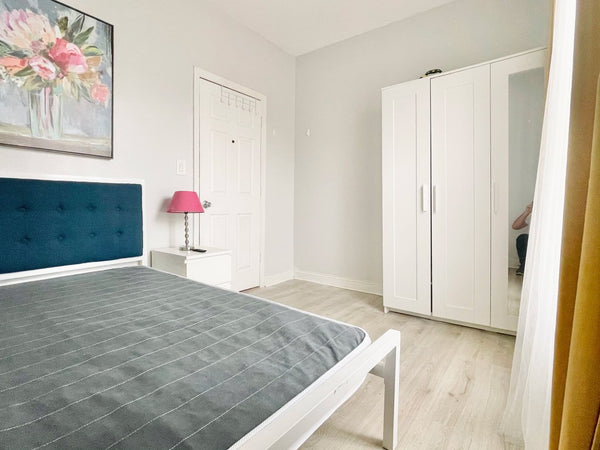 Full size furnished room in a 4 bedroom recently renovated apartment.Huge 400 sq New York, NY Serviced apartment in Brooklyn · 1 bedroom · 1 bed · 1 shared bath Private room in serviced apartment vacation rental 50768601