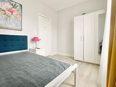 Full size furnished room in a 4 bedroom recently renovated apartment.Huge 400 sq New York, NY Serviced apartment in Brooklyn · 1 bedroom · 1 bed · 1 shared bath Private room in serviced apartment vacation rental 50768601