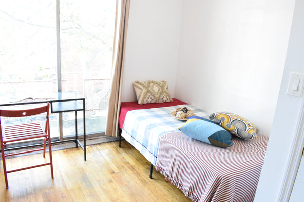 The apartment is located in Woodside, Queens.<br />It is accessible enough to Me  Townhouse in Queens · ★4.0 · 1 bedroom · 1 bed · 1 shared bath Private room in townhouse vacation rental 46297226