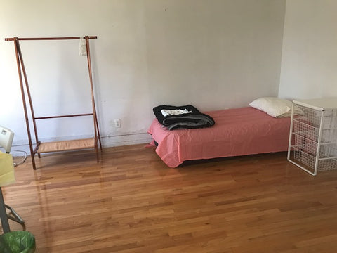 A very simple and cozy set up, perfect for the lone traveller who just wants to  New York, NY Rental unit in New York · 1 bedroom · 1 shared bath Private room in rental unit vacation rental 42586350