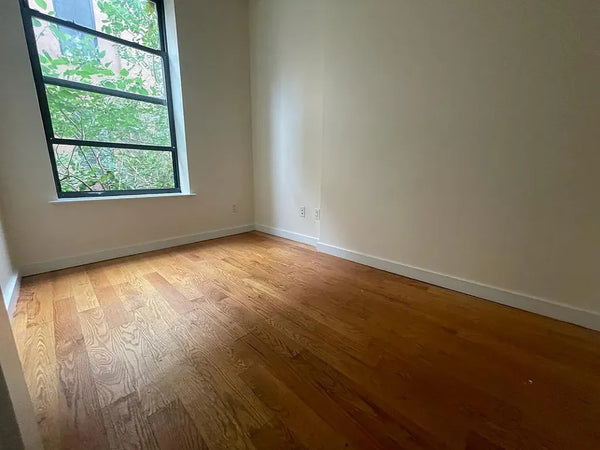 Bright bedroom with high ceiling in prime Clinton Hill / Prime Bedstuy, right on New York, NY Serviced apartment in Brooklyn · 1 bedroom · 1 bed · 2 shared baths Private room in serviced apartment vacation rental 723433156134120705