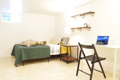 This house is located in Jackson Heights, Queens.<br />It is recommended for peo United States Townhouse in Queens · 1 bedroom · 1 bed · 1 shared bath Private room in townhouse vacation rental 762771372362453042