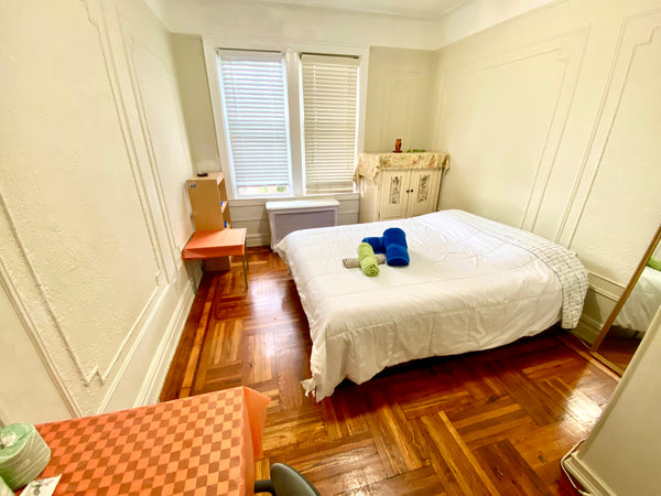 Please do not book this listing with high expectations. We cater mainly to one o  Rental unit in Queens · ★5.0 · 1 bedroom · 1 bed · 1 shared bath Private room in rental unit vacation rental 982561581837225233