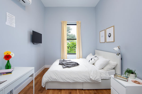 This fresh and clean private bedroom is located in Bushwick, part of a 4 BR/2BA.  Rental unit in Brooklyn · 1 bedroom · 1 bed · 1 shared bath Private room in rental unit vacation rental 39750608
