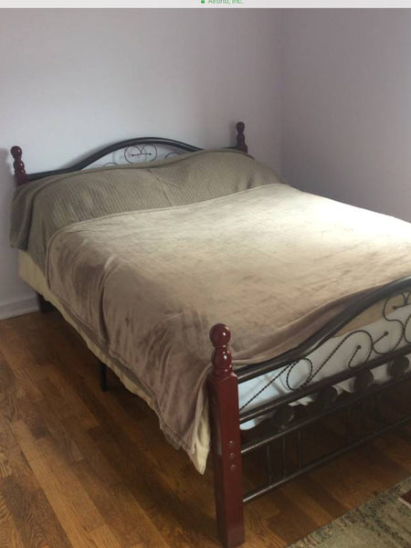 Note: There is only one review and negative. This person never saw the place or  New York, NY Rental unit in Queens · 1 bedroom · 1 bed · 1 shared bath Shared room in rental unit vacation rental 22151067