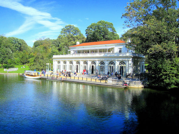 Cozy bedroom in large corner apartment right next to the main entrance of the go New York, NY Rental unit in Brooklyn · 1 bedroom · 1 bed · 1 shared bath Private room in rental unit vacation rental 19176070