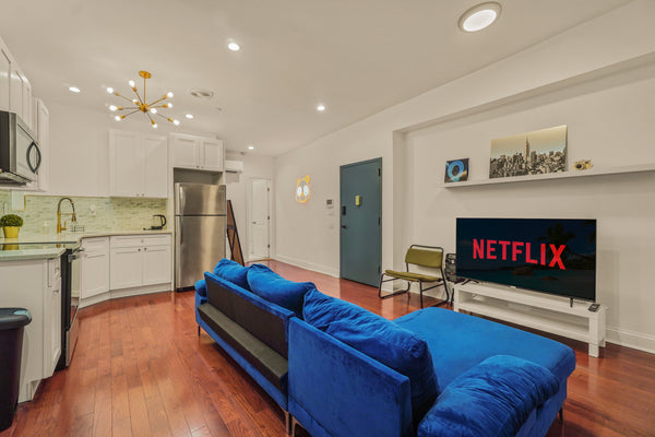 Welcome to The Gallery!<br /><br />This unit is both spacious and modern. Perfec  Rental unit in Queens · 3 bedrooms · 3 beds · 1 bath Entire rental unit vacation rental 941401018286124164