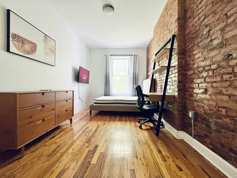 - Furnished room, tons of natural light, hardwood floor, in a 4 bedroom, 2 bathr New York, NY Serviced apartment in Brooklyn · 1 bedroom · 1 bed · 2 shared baths Private room in serviced apartment vacation rental 615401329818769718