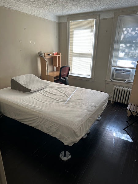 Spacious bedroom space. <br /><br />24/7 grocery store and laundromat across the New York, NY Rental unit in Queens · ★4.53 · 1 bedroom · 1 bed · 1 shared bath Private room in rental unit vacation rental 21147249