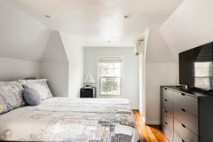 Lovely room in private home in historical neighborhood in Staten Island.Very clo  Home in Staten Island · ★3.67 · 1 bedroom · 1 bed · 1 shared bath Private room in home vacation rental 730631370609562184
