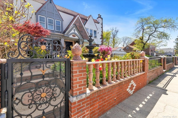 Lovely, cozy room in prewar Tudor home in historic Queens neighborhood. Close to New York, NY Home in Queens · ★5.0 · 1 bedroom · 1 bed · 1 shared bath Private room in home vacation rental 778574542530282444