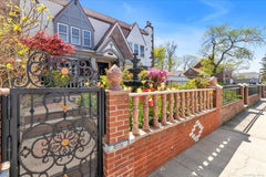 Lovely, cozy room in prewar Tudor home in historic Queens neighborhood. Close to New York, NY Home in Queens · ★5.0 · 1 bedroom · 1 bed · 1 shared bath Private room in home vacation rental 778574542530282444