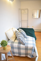 This apartment is located 3min from subway "Grand Ave-Newtown" station.<br />Thi United States Townhouse in Queens · 1 bedroom · 1 bed · 1 shared bath Private room in townhouse vacation rental 32591771