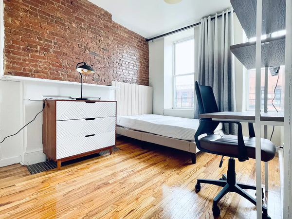 Bright bedroom with high ceiling in prime Clinton Hill / Prime Bedstuy, right on New York, NY Rental unit in Brooklyn · 4 bedrooms · 1 bed · 1 shared bath Private room in rental unit vacation rental 925972113260290122