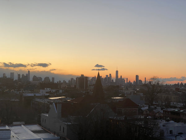 Minimal and lovely private room with office setup and big screen television. Acc  Rental unit in Brooklyn · 1 bedroom · 1 shared bath Private room in rental unit vacation rental 48404504