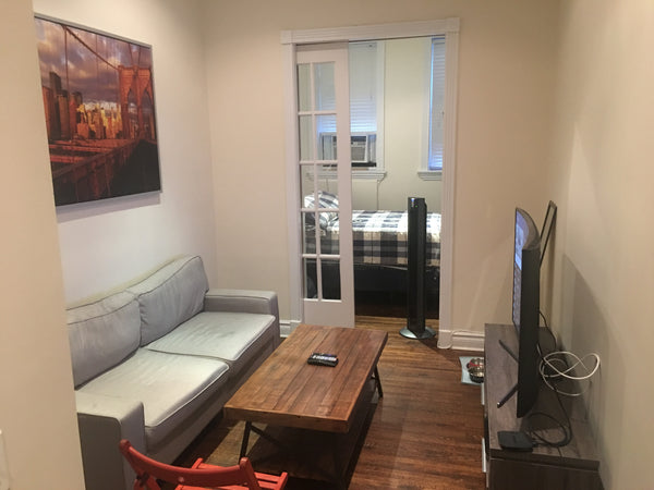 1st floor apartment with high ceilings, 2 Smart TV's with an HD antenna and Roku New York, NY Rental unit in New York · 1 bedroom · 1 bed · 1 bath Entire rental unit vacation rental 21709374