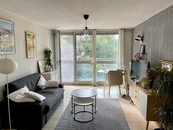 Appartement de 40m2 situé dans le quartier des chartrons. Salon avec grande baie Bordeaux, France Charmant petit T2 quartier des Chartrons Entire condo vacation rental 37827044