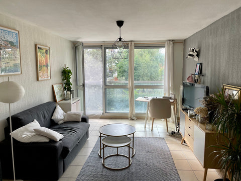 Appartement de 40m2 situé dans le quartier des chartrons. Salon avec grande baie Bordeaux, France Charmant petit T2 quartier des Chartrons Entire condo vacation rental 37827044