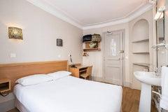 chambre double avec lavabo ( douche et wc à l'etage)<br /><br /><b>License numbe Paris, France Montmartre double room shared bathroom Room in hotel vacation rental 17874801