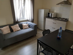 Petit Studio à Flagey. Une chambre avec lit 2 places, wc lavabo et douche.<br />  Petit appartement juste en face de la place Flagey Entire rental unit vacation rental 22712845
