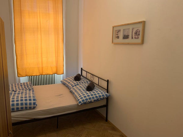 Von dieser zentral gelegenen Unterkunft aus seid ihr in Nullkommanichts an allen  Large room nxt to Westbahnhof & downtown, metro U3 Private room in rental unit vacation rental 711576061730750543